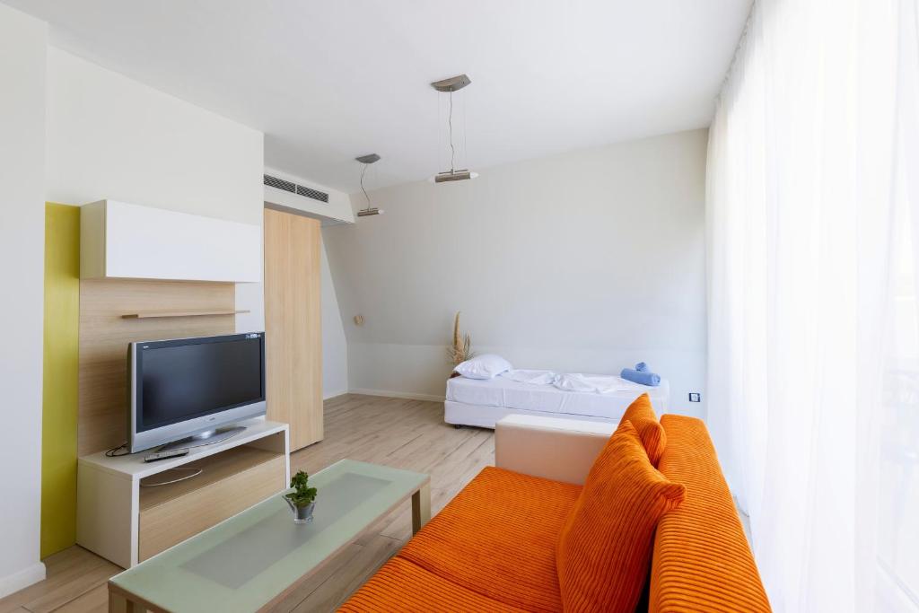 TV a/nebo společenská místnost v ubytování APOLONIS hotel