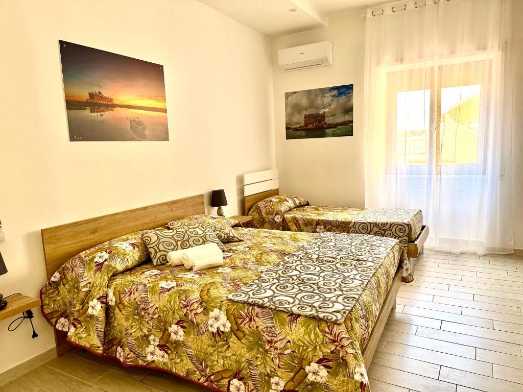 a bedroom with a bed and a couch at Maison du port 2 in Civitavecchia