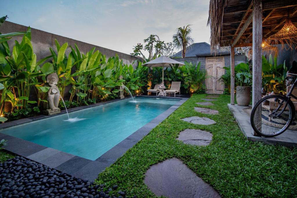Bazén v ubytování The Macaw Ubud Green Uma Villa nebo v jeho okolí