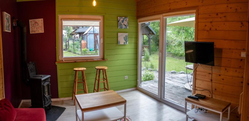Televízia a/alebo spoločenská miestnosť v ubytovaní RESETówka nr 2 - domek rodzinny na odludziu