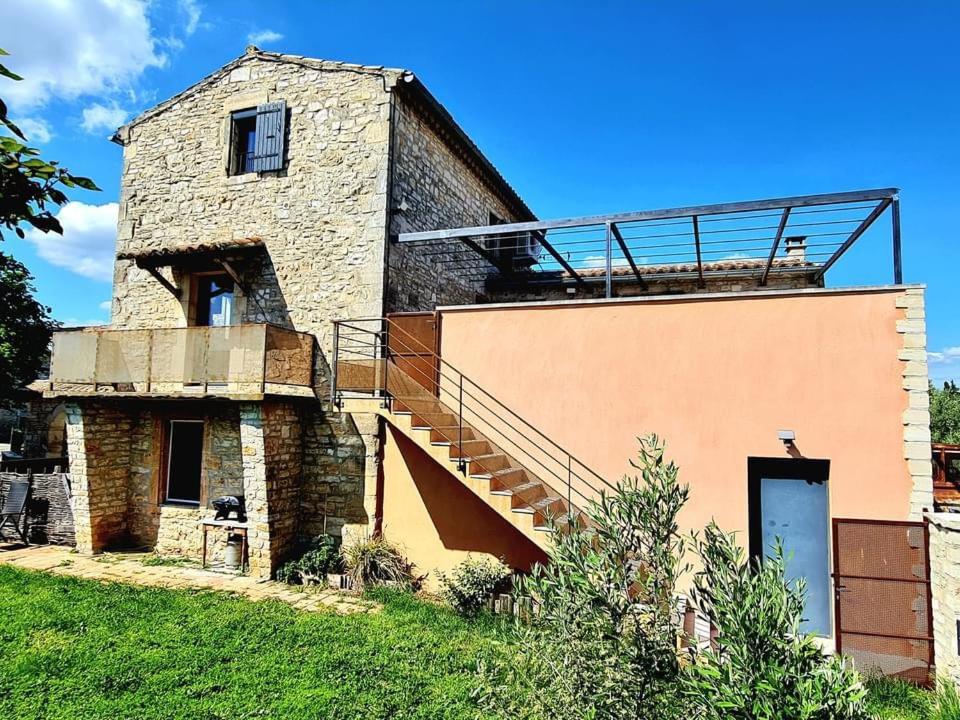 un bâtiment avec un escalier sur le côté dans l'établissement Au bonheur du Fez, à Orgnac-lʼAven