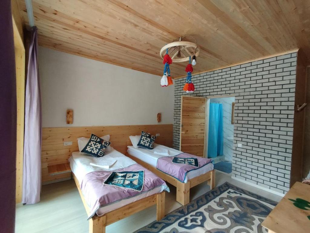 Postel nebo postele na pokoji v ubytování Guest House Jekshen