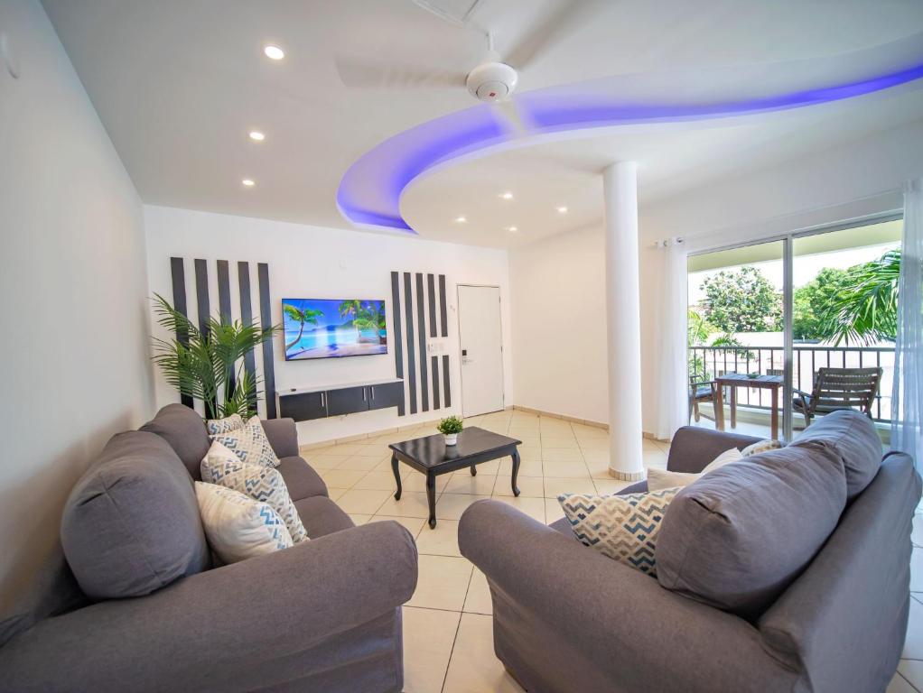 Ruang duduk di 2BR Luxury Apartment in Heart Of Nightlife Area
