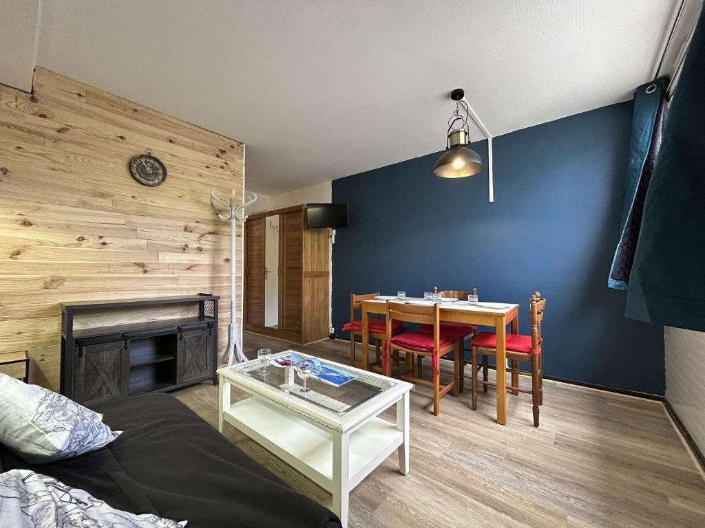 un salon avec une table et une salle à manger dans l'établissement Studio 4 pers. à SuperDévoluy avec Wifi - FR-1-525-180, à Saint-Étienne-en-Dévoluy