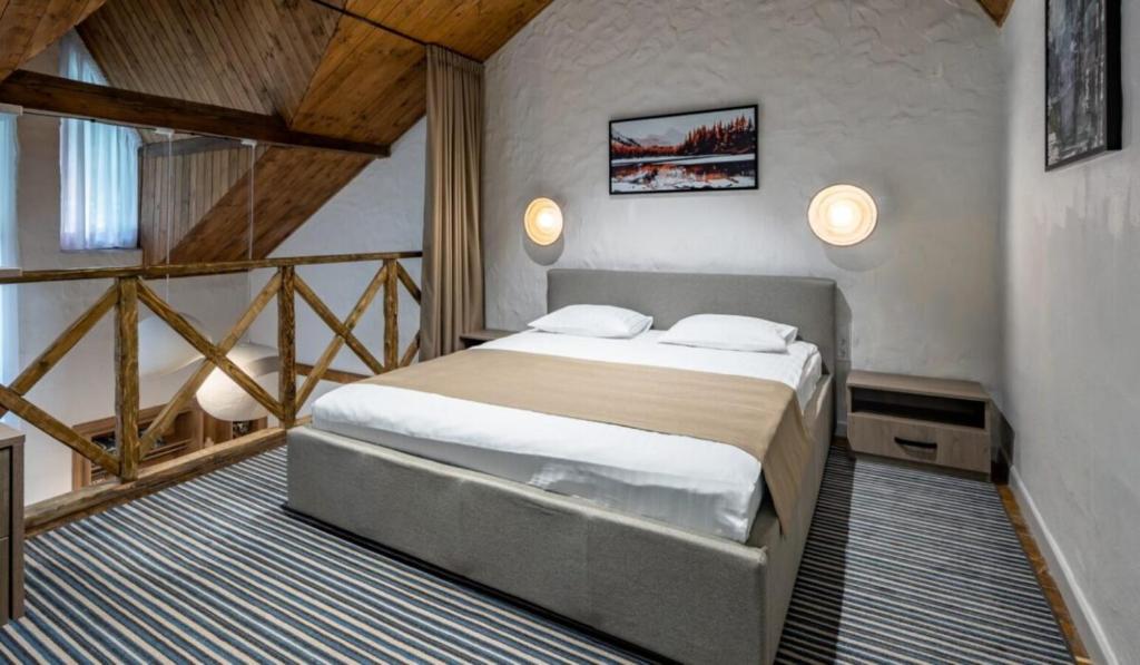 Postel nebo postele na pokoji v ubytování Drevny Grad Park-hotel