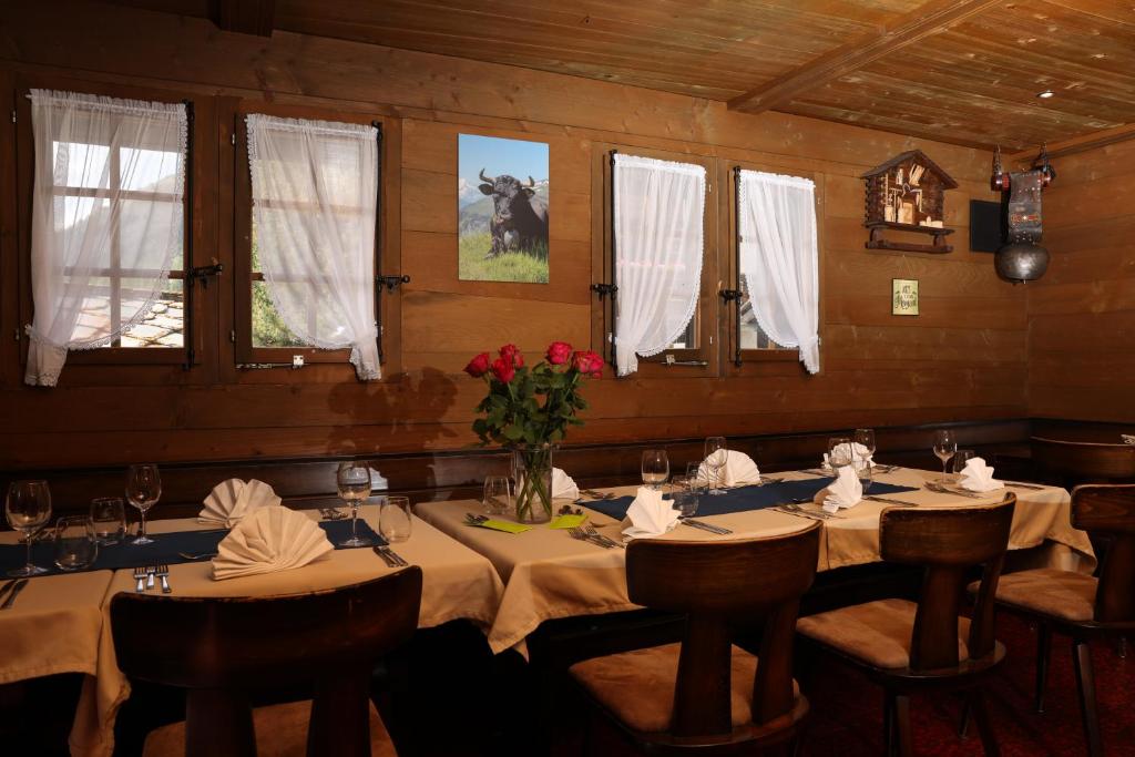 Ein Restaurant oder anderes Speiselokal in der Unterkunft Hotel Restaurant Mattmarkblick 