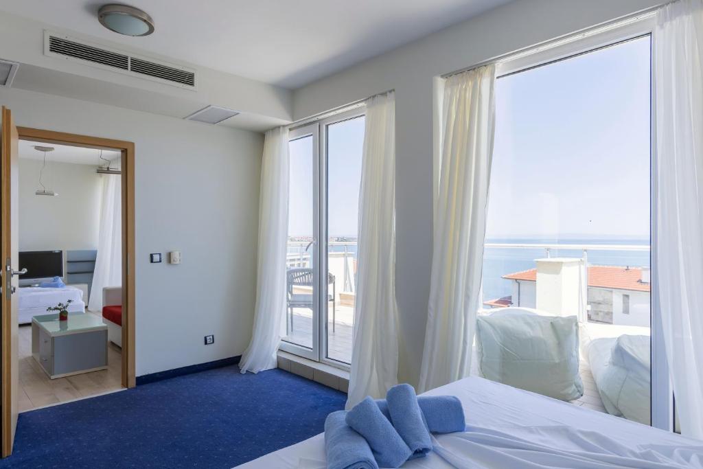 Postel nebo postele na pokoji v ubytování APOLONIS hotel