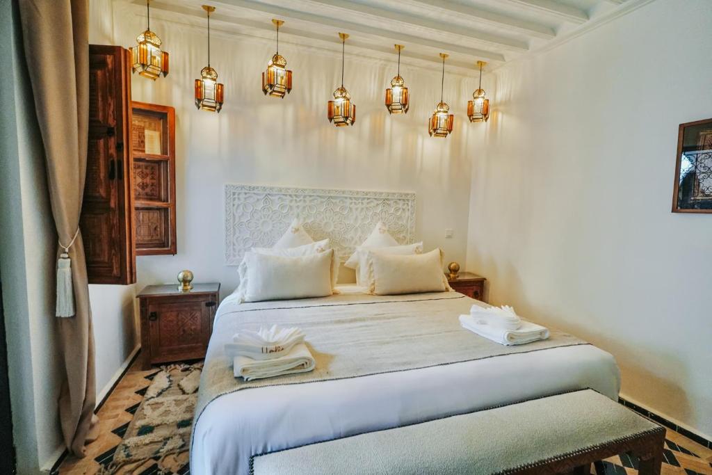 Ein Bett oder Betten in einem Zimmer der Unterkunft Nelia Marrakech, Riad Collection