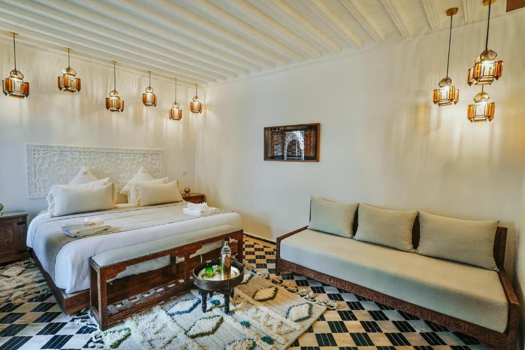Ein Bett oder Betten in einem Zimmer der Unterkunft Nelia Marrakech, Riad Collection