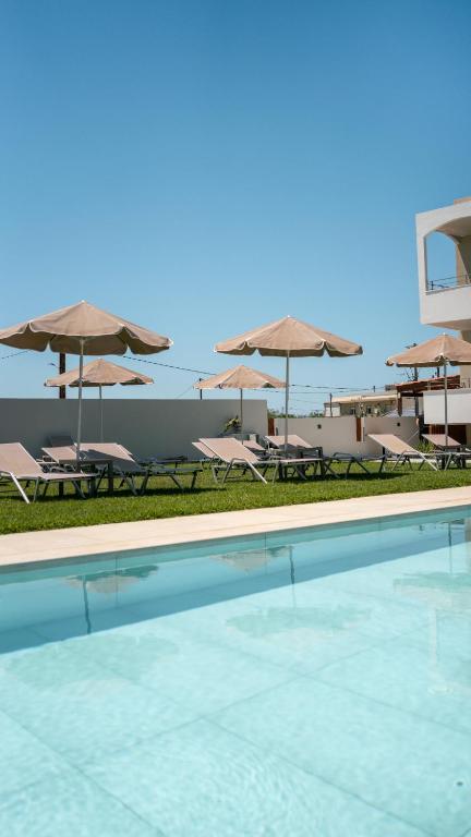 Bazén v ubytování Pinelopi Hotel nebo v jeho okolí
