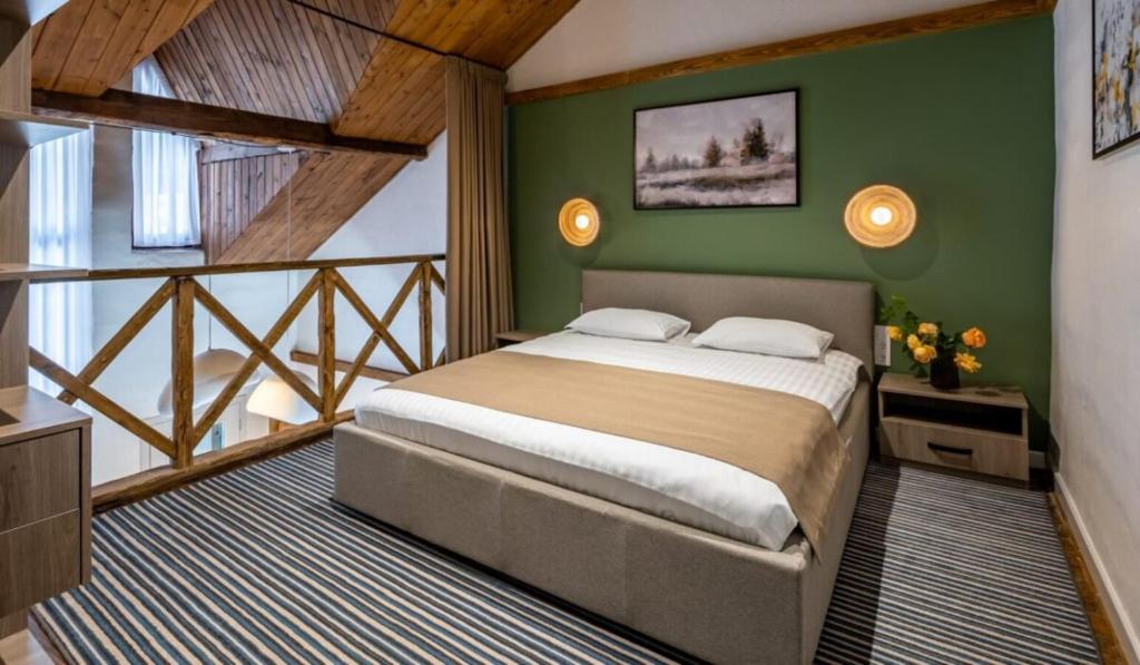 Postel nebo postele na pokoji v ubytování Drevny Grad Park-hotel