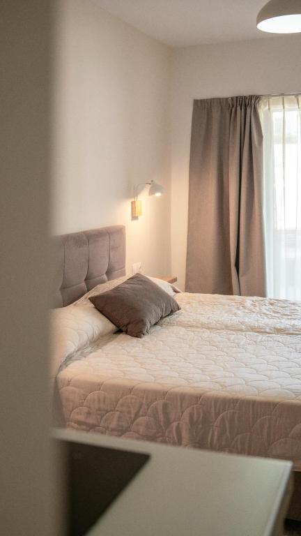 Postel nebo postele na pokoji v ubytování Pinelopi Hotel