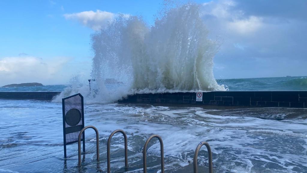une grosse vague dans l'eau de l'océan dans l'établissement Les Bisquines, à Saint-Malo
