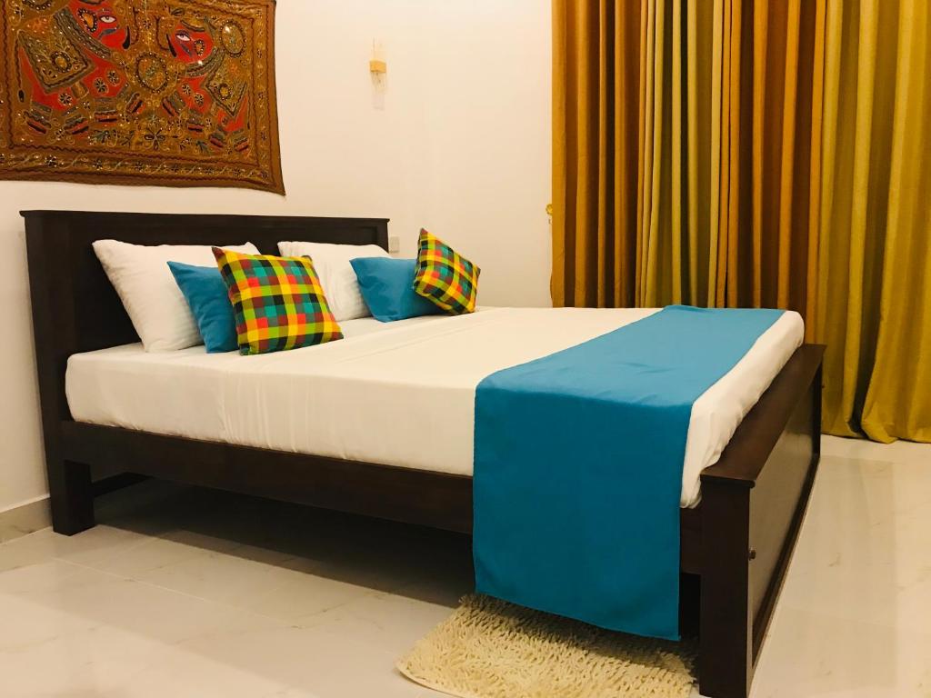 Postel nebo postele na pokoji v ubytování Sri White Villa Airport Boutique Hotel
