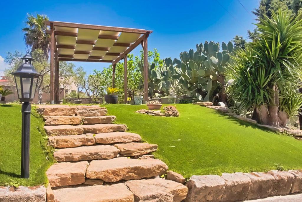 A garden outside La Rosa Rossa
