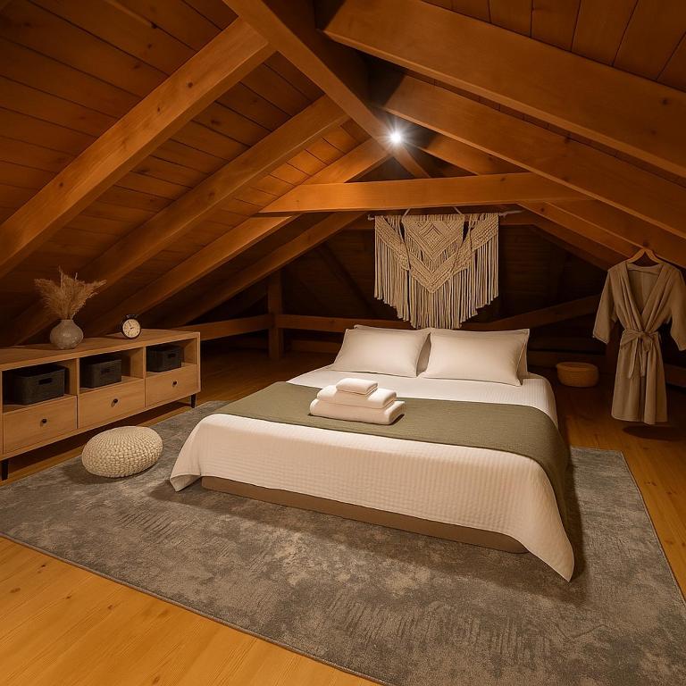 a bedroom with a large bed in a attic at La Casa Del Sole in Agios Leon