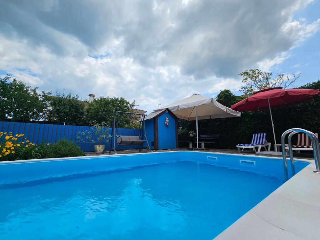 Bazén v ubytování Guest House Filin nebo v jeho okolí