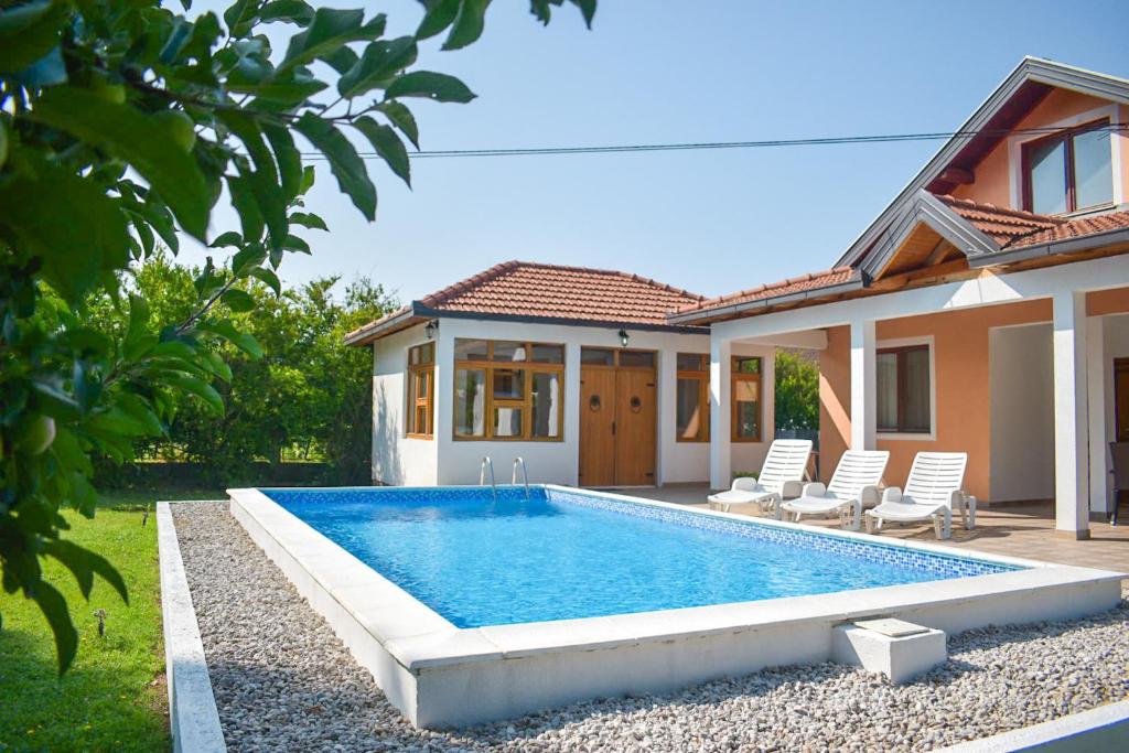 Bazén v ubytování Villa Sama nebo v jeho okolí