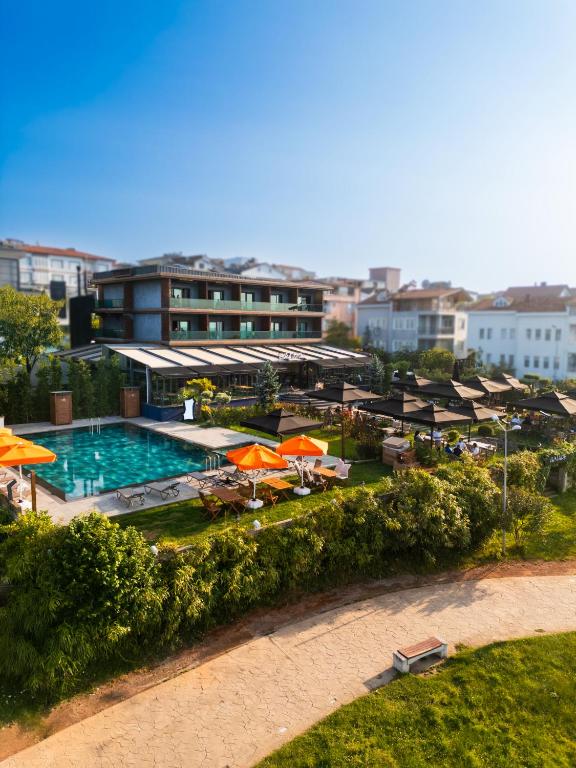 a swimming pool with umbrellas and a hotel at MAVİ MARİN BOUTIQUE HOTEL in Ordu