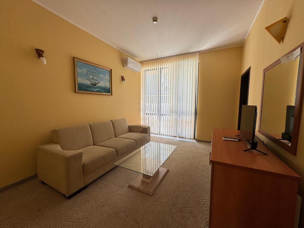 TV a/nebo společenská místnost v ubytování Adeti Residence