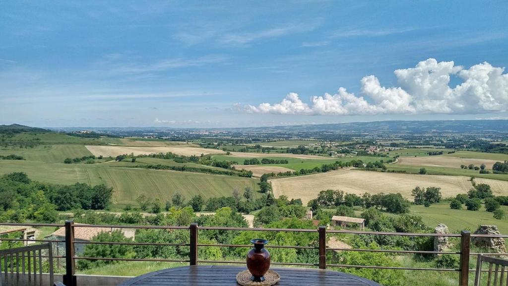 un vase posé sur une table avec vue dans l'établissement MAISON avec VUE PANORAMIQUE, à La Celle-sous-Gouzon