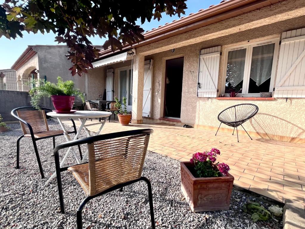 d'une terrasse avec 2 chaises, une table, une table et des chaises. dans l'établissement Villa Pescalune, à Lunel
