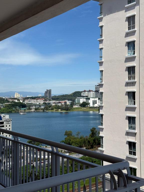 - Balcón con vistas al río en Cozy Stay -APU, Bukit Jalil, UPM, en Serdang