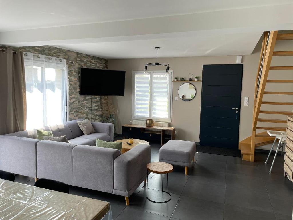 un salon avec un canapé et une table dans l'établissement Ker a lévénez, à Cancale