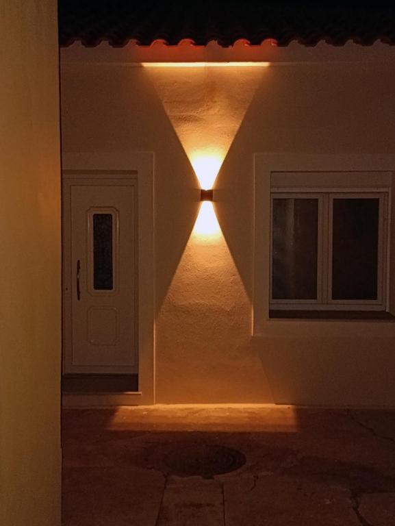 a room with a door and a light on the wall at Casa Riva in Ríva