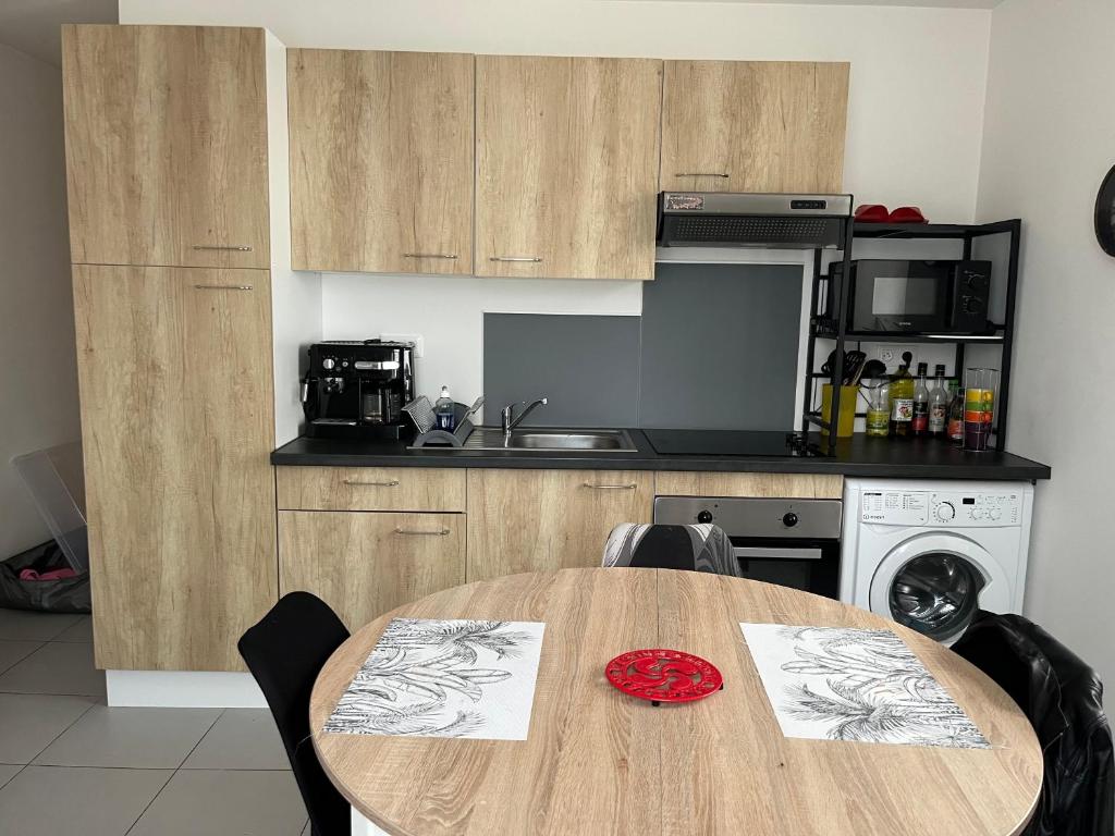 Il dispose d'une cuisine avec une table en bois et une cuisinière. dans l'établissement Garaldia, à Cambo-les-Bains