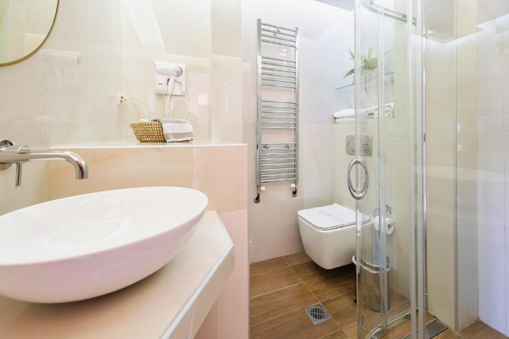 Koupelna v ubytování Kallikratia Suites 3