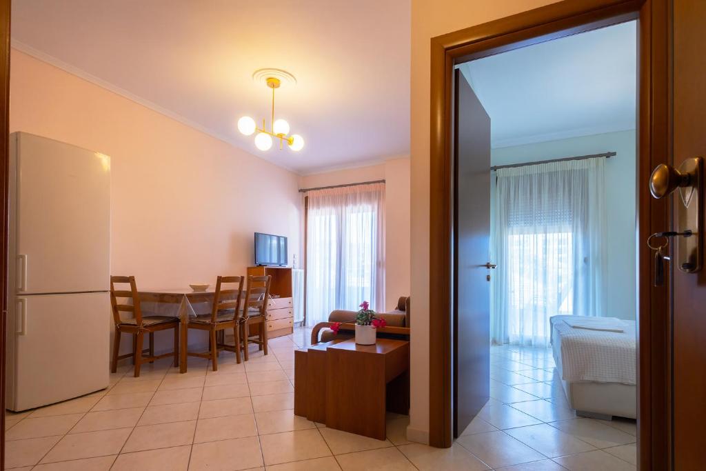 TV a/nebo společenská místnost v ubytování Kallikratia Suites 3