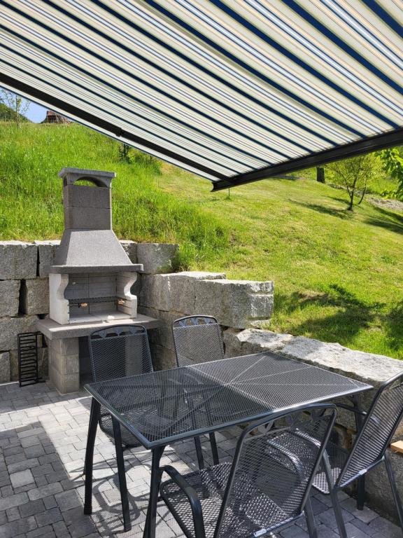Rõdu või terrass majutusasutuses Tiny House Eulenbach