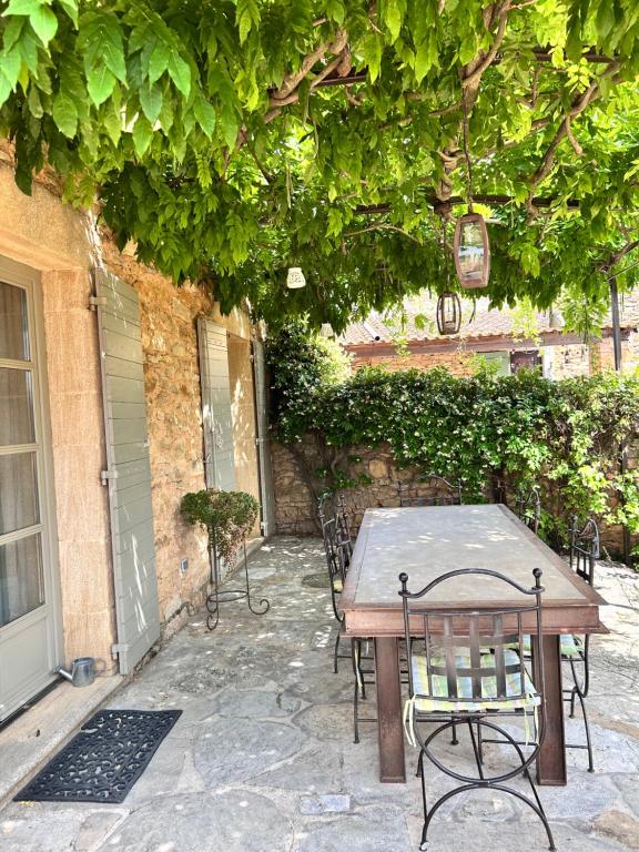 Κήπος έξω από το La maison de Nôtre Dame 6