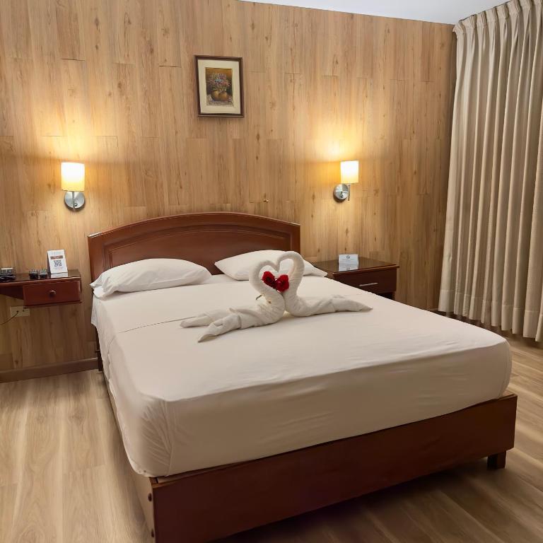 Postel nebo postele na pokoji v ubytování Hotel Asturias Inn