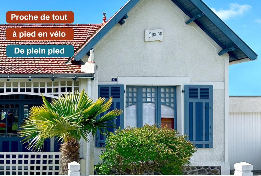 une maison avec un palmier devant dans l'établissement Villa 