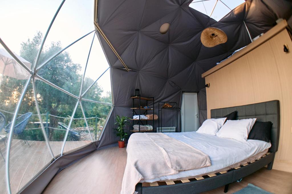 Un pat sau paturi într-o cameră la GO Glamping