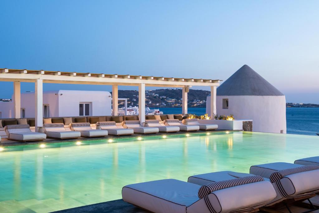 Bazén v ubytovaní Porto Mykonos alebo v jeho blízkosti