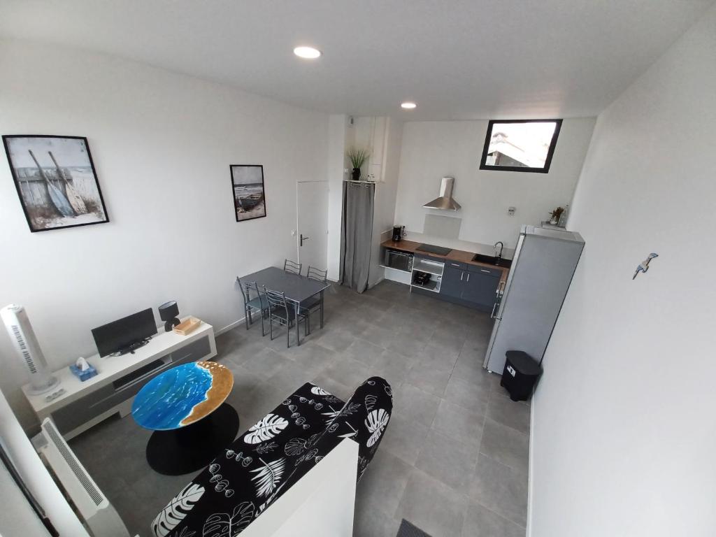 un salon avec un canapé et une table dans l'établissement Terrasses Océan B 24, à Mimizan-Plage