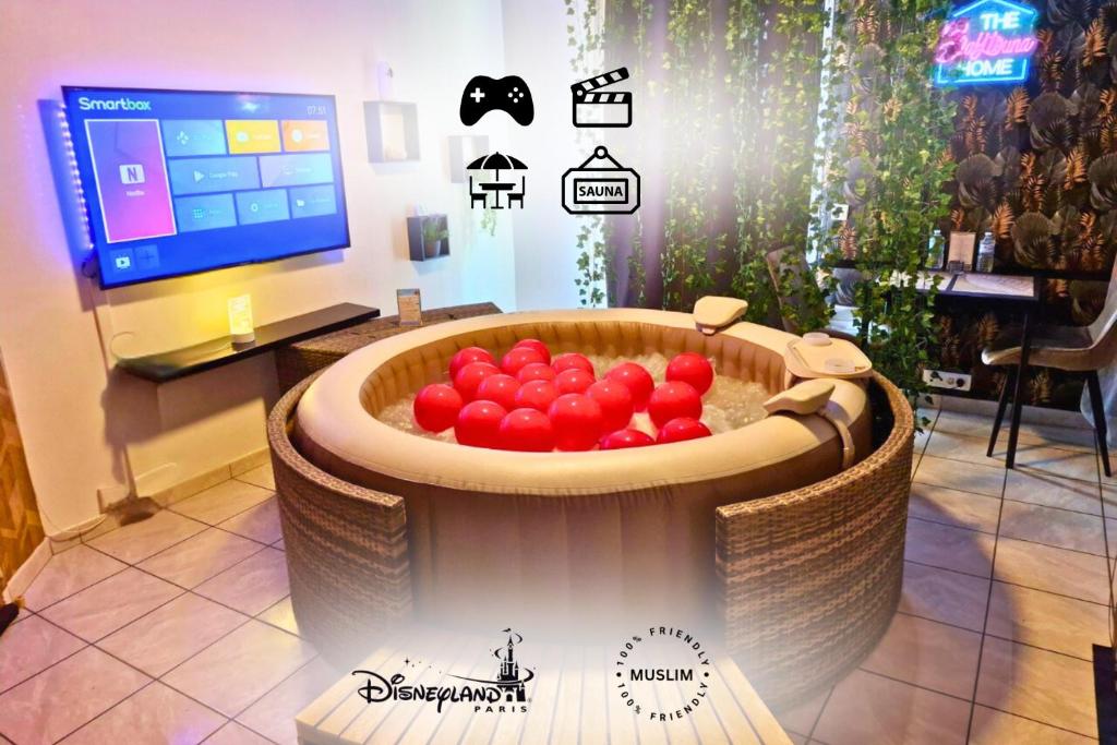 une baignoire avec des billes rouges dans un magasin dans l'établissement Thermal & Home cinéma Disneyland Paris and Terrasse, à Lagny-sur-Marne