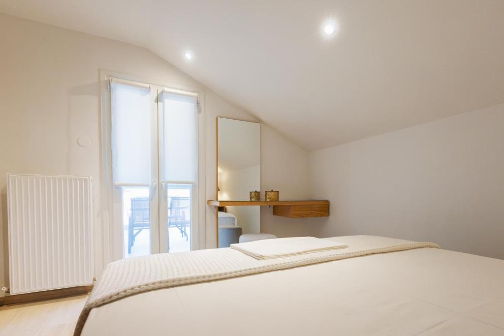 Łóżko lub łóżka w pokoju w obiekcie Kallikratia Suites 1