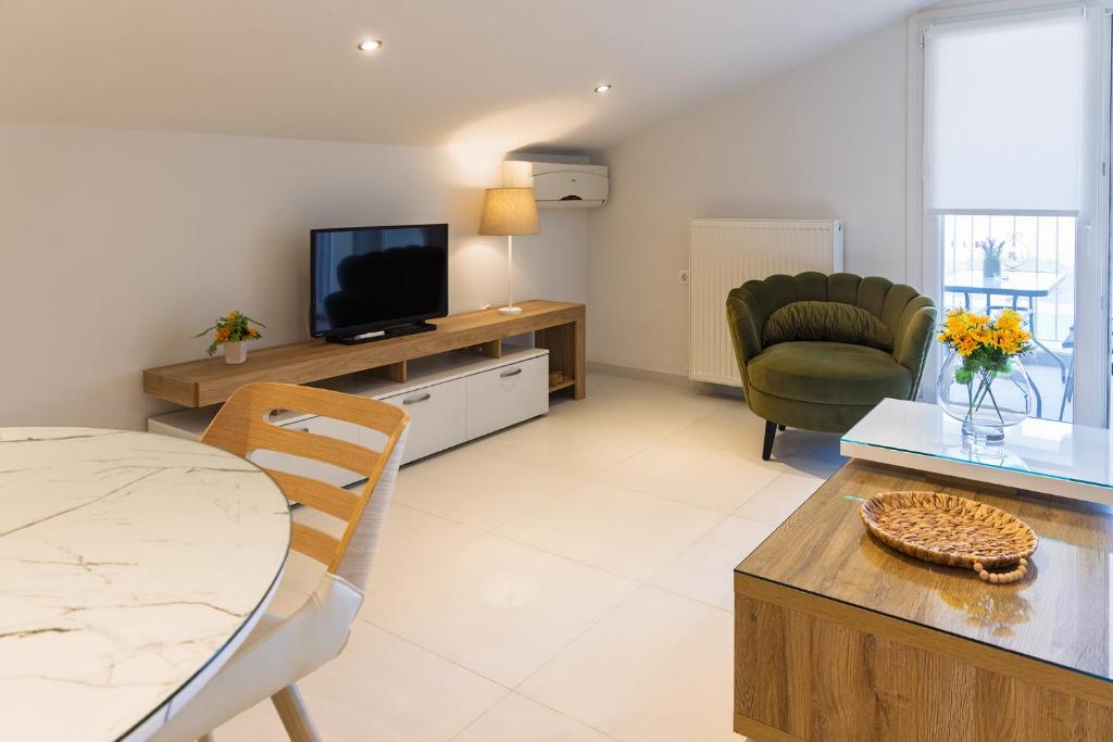 Telewizja i/lub zestaw kina domowego w obiekcie Kallikratia Suites 1