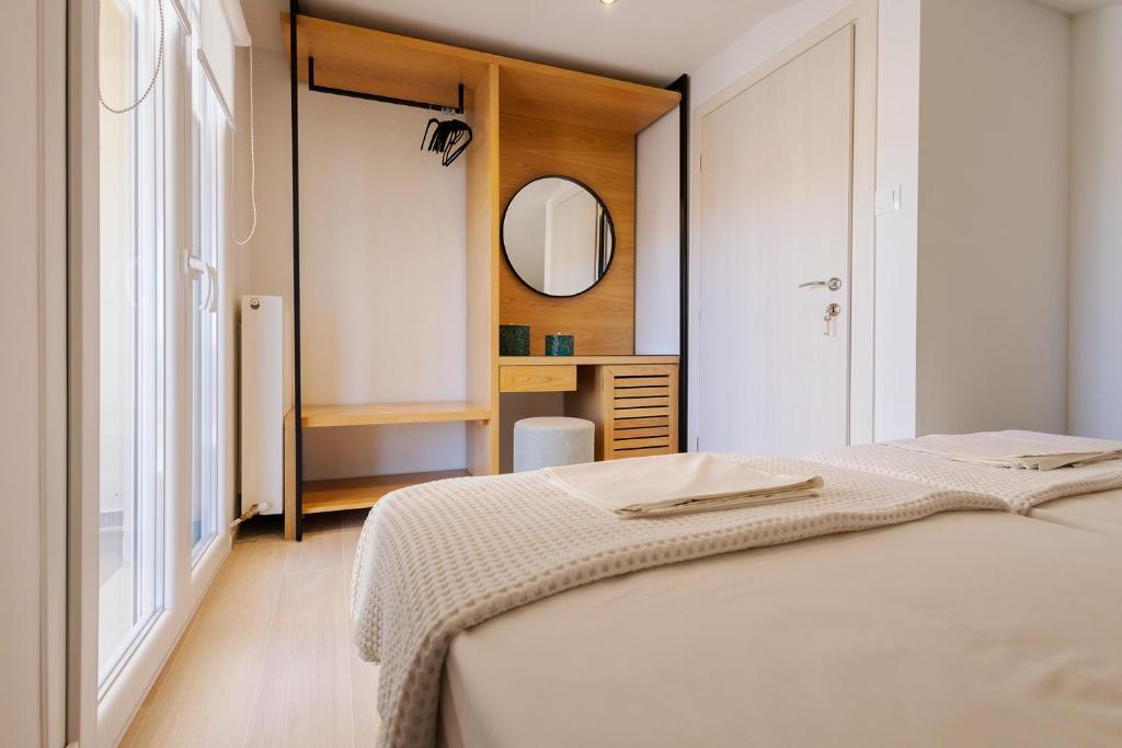 Łóżko lub łóżka w pokoju w obiekcie Kallikratia Suites 1