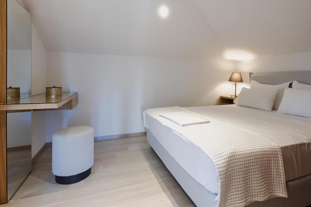 Łóżko lub łóżka w pokoju w obiekcie Kallikratia Suites 1