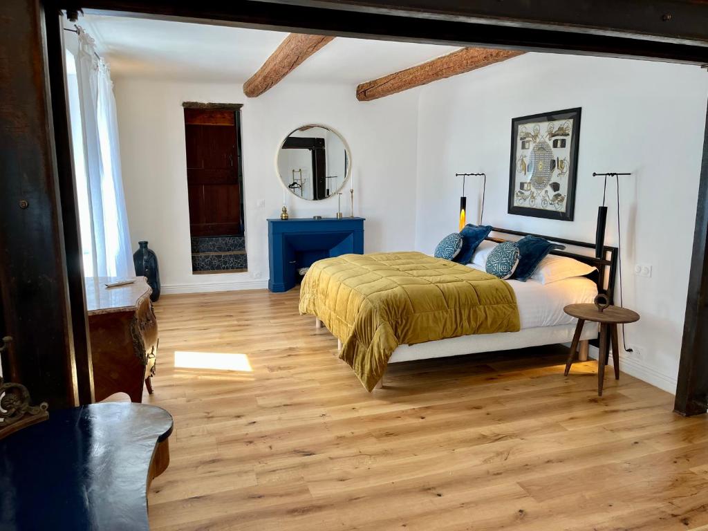 Postel nebo postele na pokoji v ubytování Suites de Bruoux