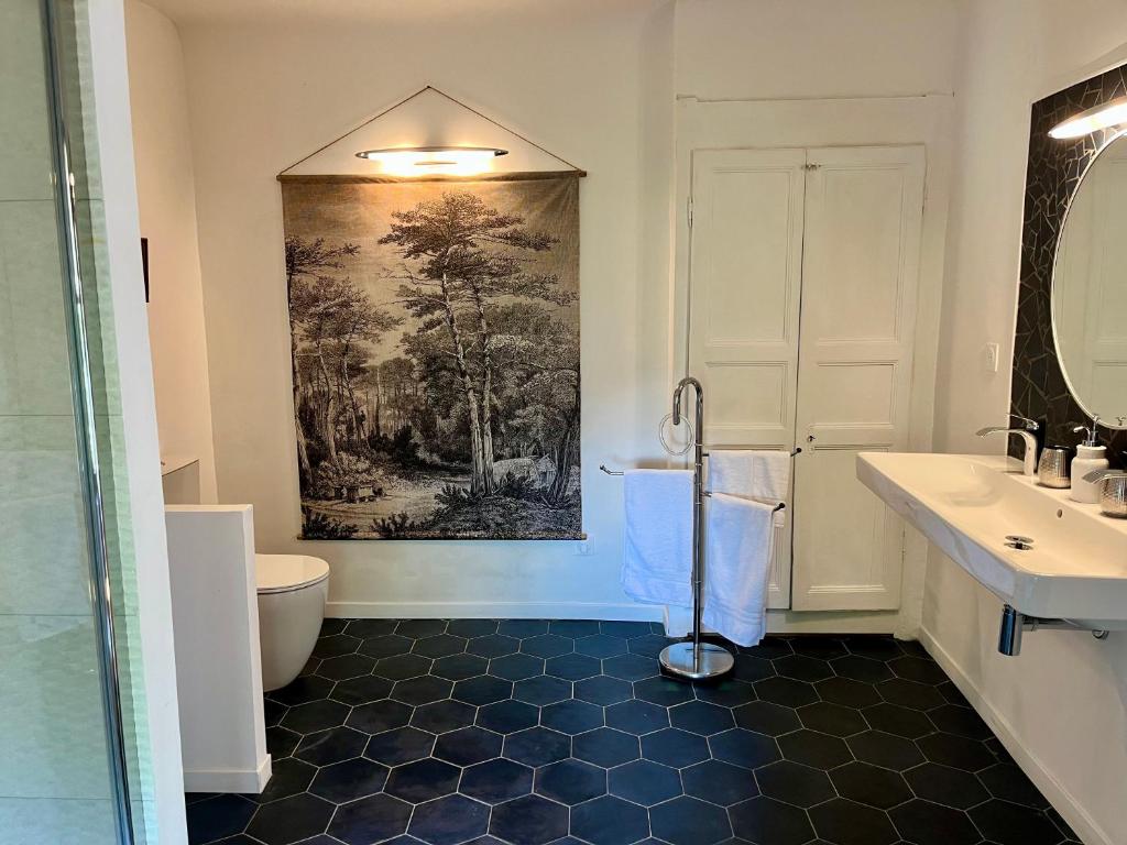 Koupelna v ubytování Suites de Bruoux
