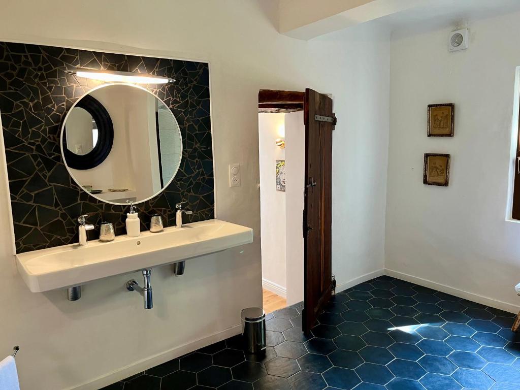 Koupelna v ubytování Suites de Bruoux
