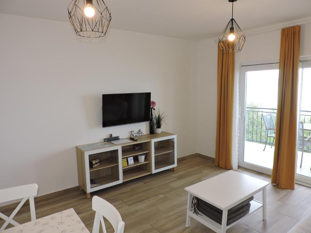 Televízia a/alebo spoločenská miestnosť v ubytovaní Apartments Villa Elma