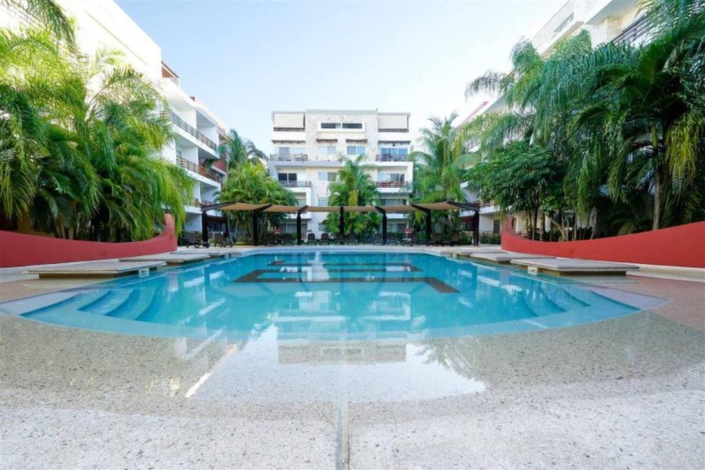 Bazén v ubytování Modern 2 Bedroom Condo with Pool, BBQ & Gym - Solana At Sabbia Condos nebo v jeho okolí