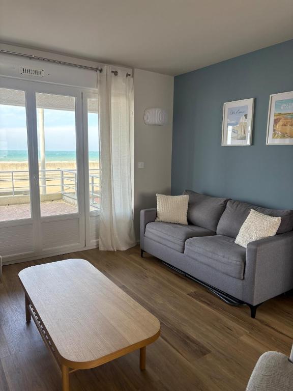 un salon avec un canapé et une table dans l'établissement Wissant-sur-Mer, à Wissant